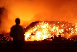 Após mais de 24h, incêndio no estoque de palha não é controlado