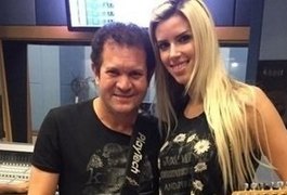 Nova musa da ‘’Calypso’’ divulga foto em estúdio ao lado de Chimbinha
