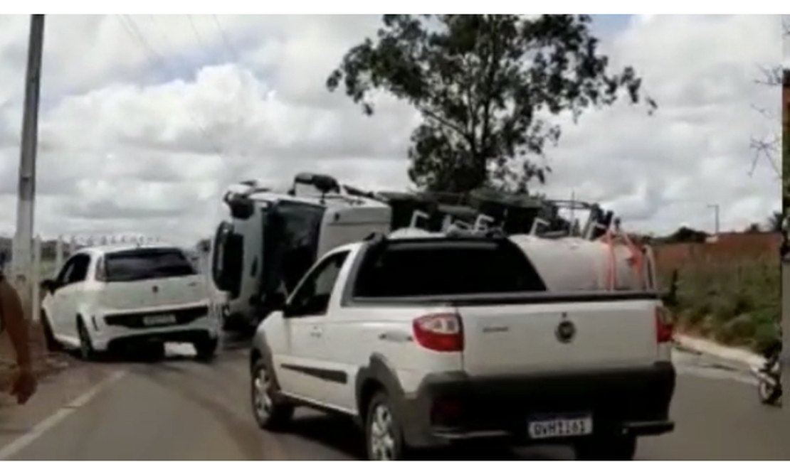 Caminhoneiro fica ferido após perder controle de veículo e tombar no Agreste