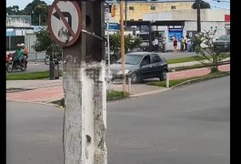 Condutor de carro é flagrado trafegando pela ciclovia do trabalhador, em Arapiraca