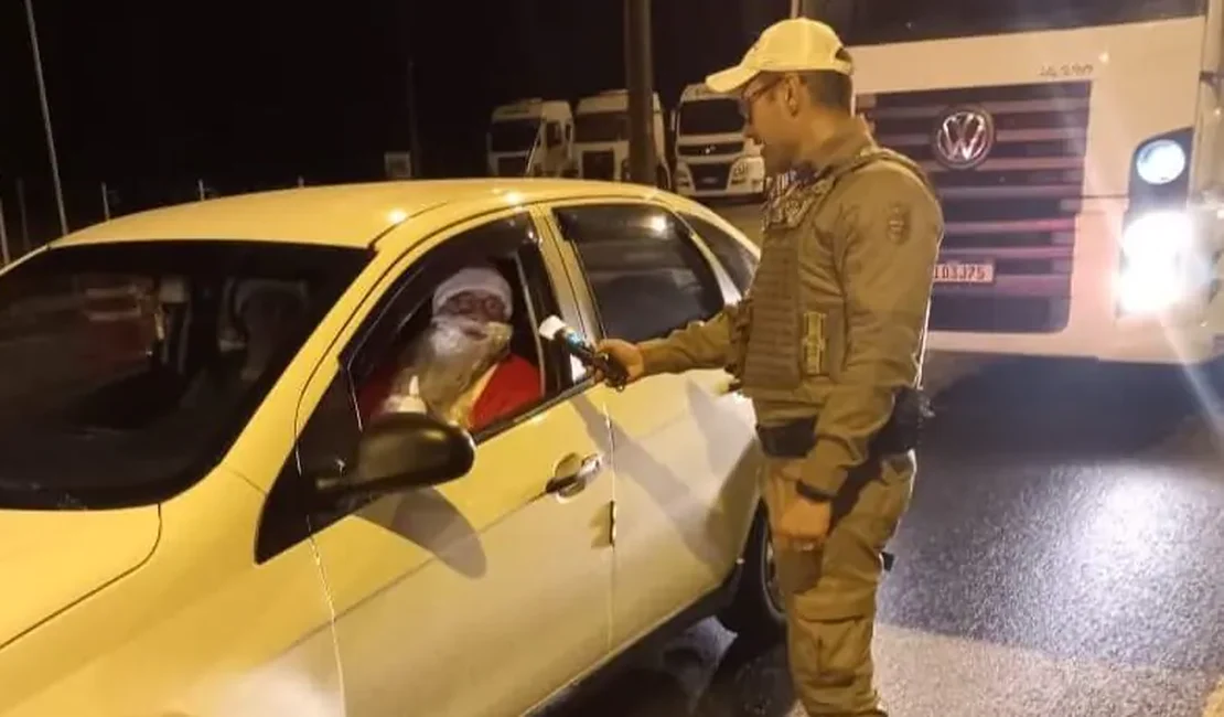 Papai Noel é parado por policiais rodoviários em blitz da Lei Seca