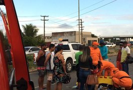 Acidente entre moto e caminhonete deixa mulher ferida em Arapiraca