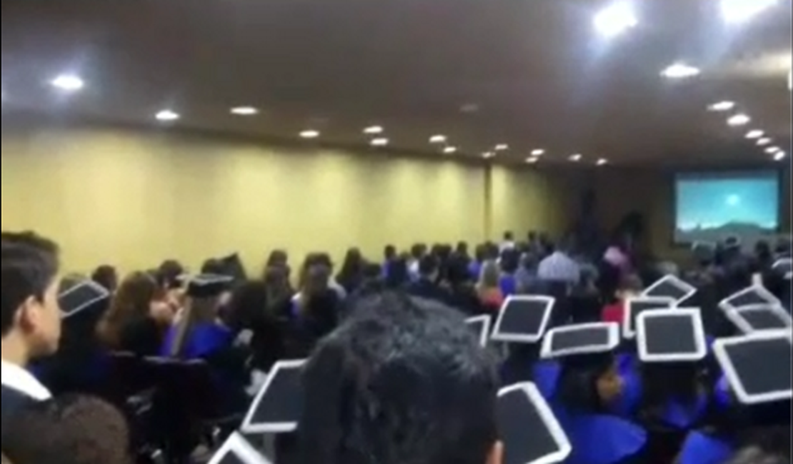 [VÍDEO] Desorganização em colação de grau revolta formandos de universidade particular em Arapiraca