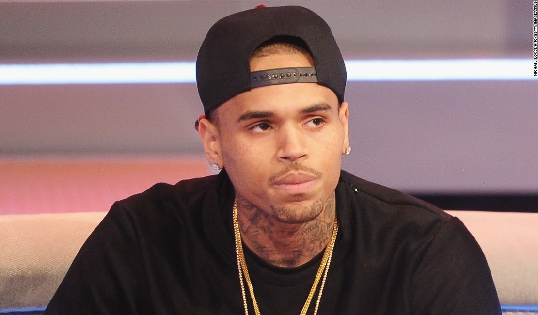 Chris Brown paga 250 mil dólares de fiança e deixa prisão, diz site
