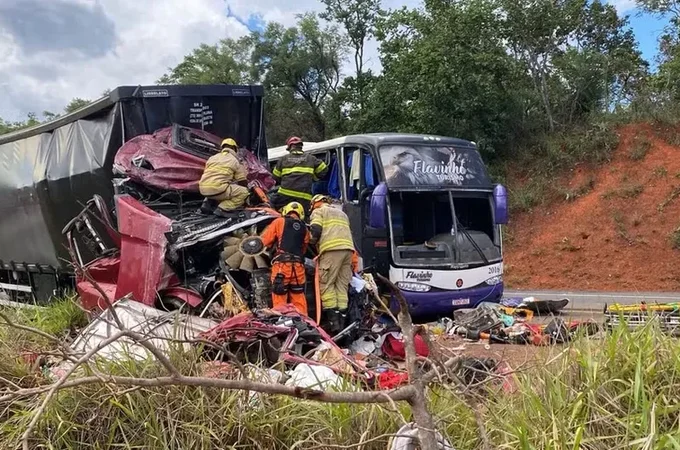 Batida entre carreta com carga de cerveja e ônibus com alagoanos deixa 51 feridos em MG