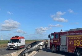 Carro capota e duas pessoas ficam feridas em Rio Largo