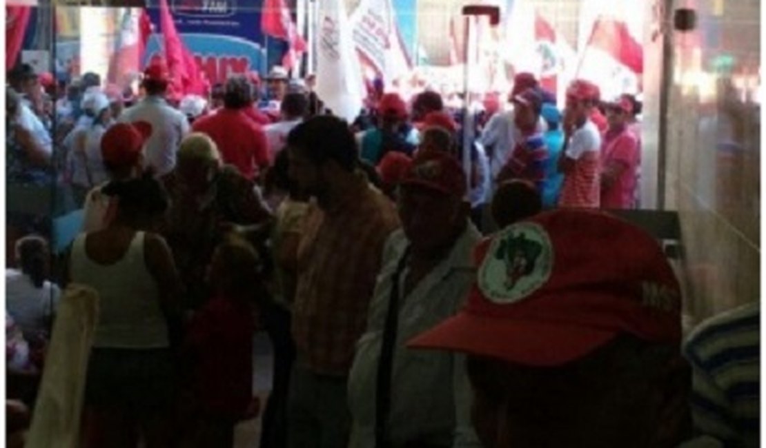 Trabalhadores rurais ocupam prédio do Incra em Alagoas
