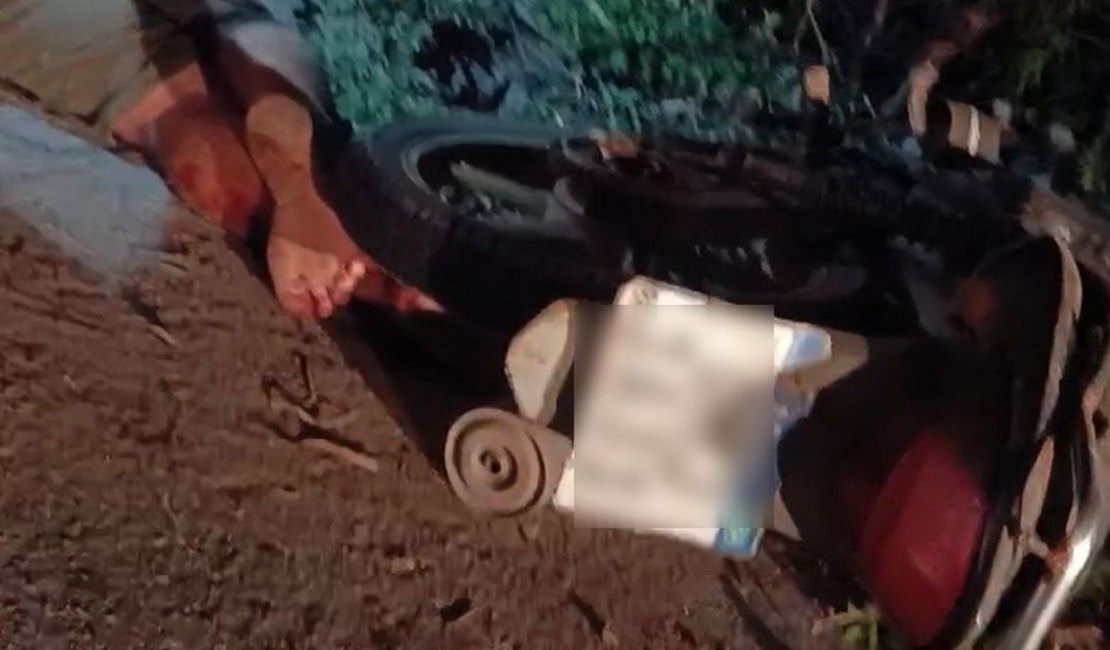 Samu socorre motociclista em estado grave após colisão com poste em Japaratinga