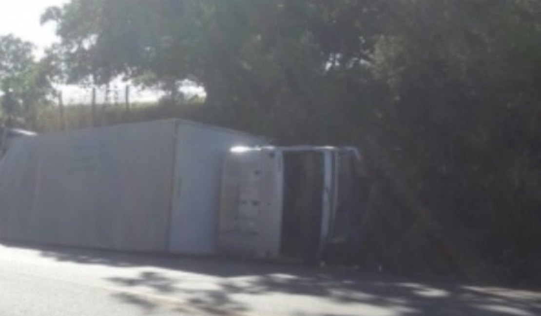 Ocupantes de caminhão são baleados na estrada durante tentativa de assalto