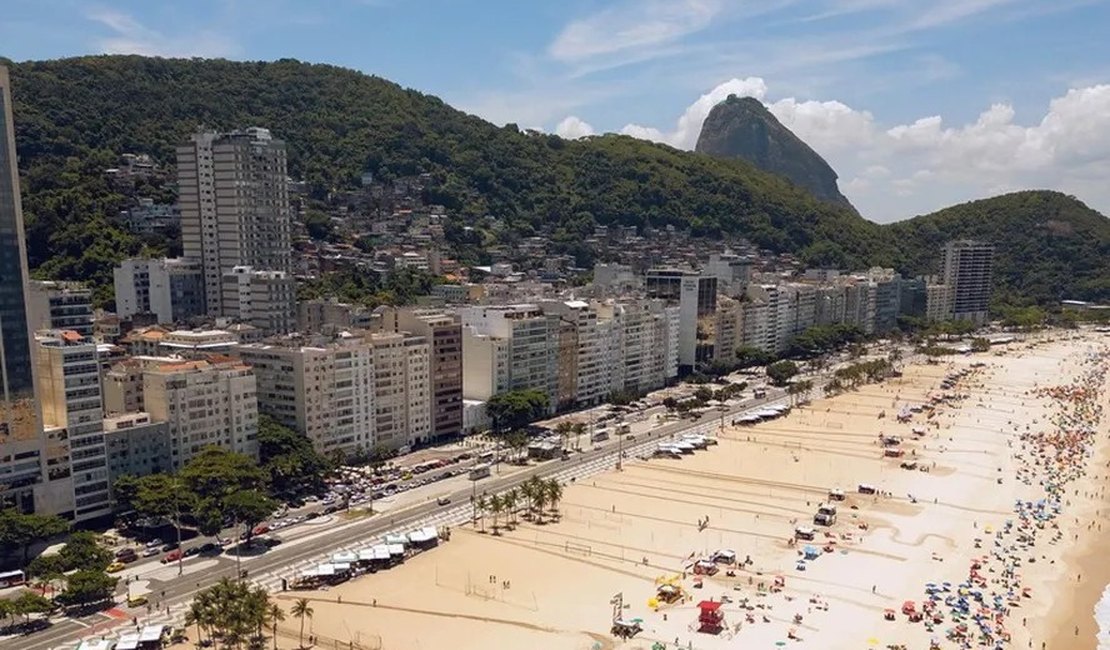 Disputa entre traficantes rivais chega às praias de Copacabana e Leme e afasta banhistas