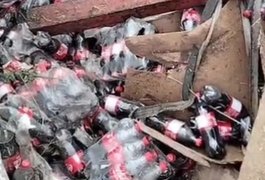 Caminhão carregado com Coca-Cola tomba na BR-101 e carga é saqueada por populares, em Alagoas