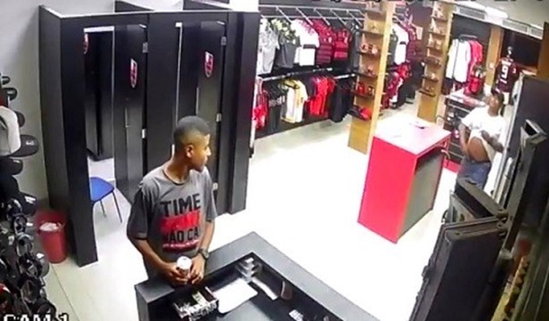 Bandidos debocham após assalto à loja do Flamengo