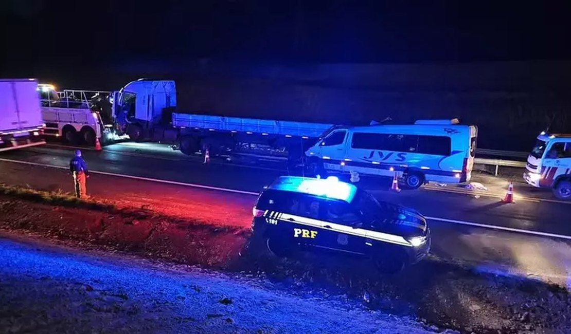 Acidente envolvendo van com estudantes e caminhão deixa professora morta e vários feridos