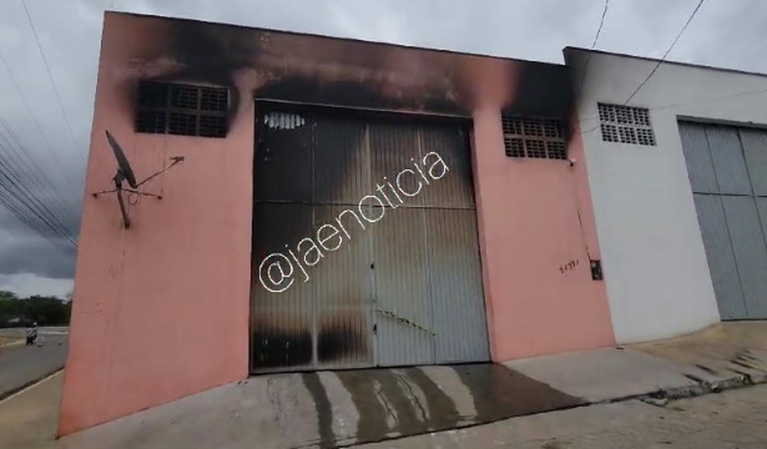 Loja de antenas parabólicas fica completamente destruída após incêndio em Arapiraca