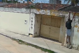 VÍDEO: Filmagem flagra homem pulando muro de residência e furtando TV em Arapiraca