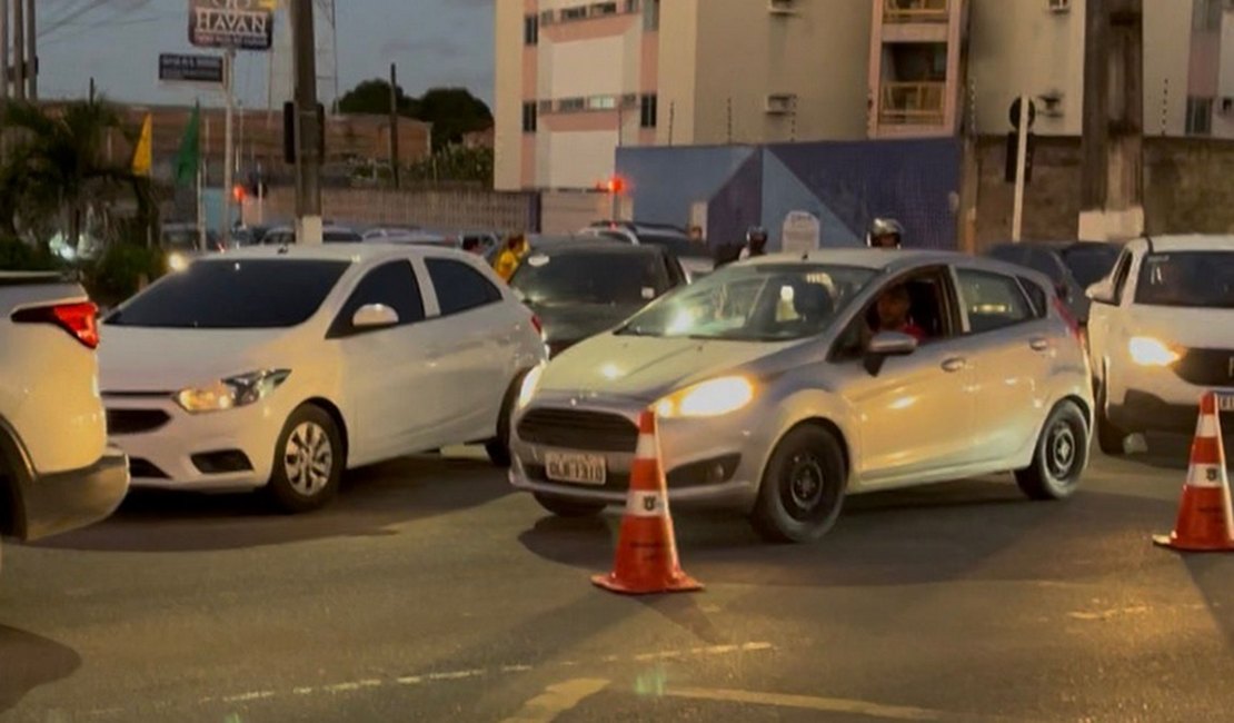 DMTT realiza manutenção em semáforo na Avenida Durval de Góes Monteiro, em Maceió