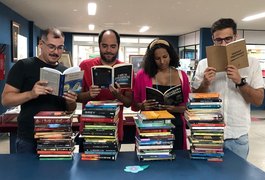 Biblioteca municipal recebe doação de 105 novos livros arrecadados por grupo de leitura