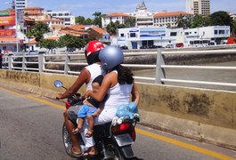 Aprovado projeto que aumenta idade mínima de criança transportada em moto