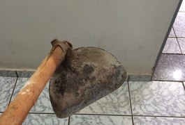 Homem fere irmão na cabeça com golpe de enxada durante briga em Maceió