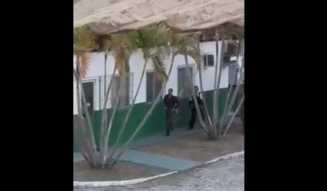 VÍDEOS: Assaltantes roubam arma e celular de vigilante de distribuidora de água