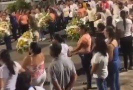 VÍDEO: Grande número de pessoas comparece ao cortejo com corpos das crianças que morreram carbonizadas em Canapi