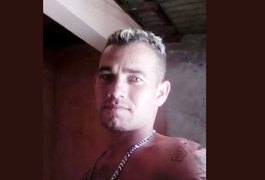 Homem é assassinado dentro de casa e filhos presenciam crime