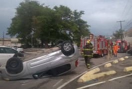 Mulher grávida capota carro em acidente no bairro da Pajuçara, em Maceió