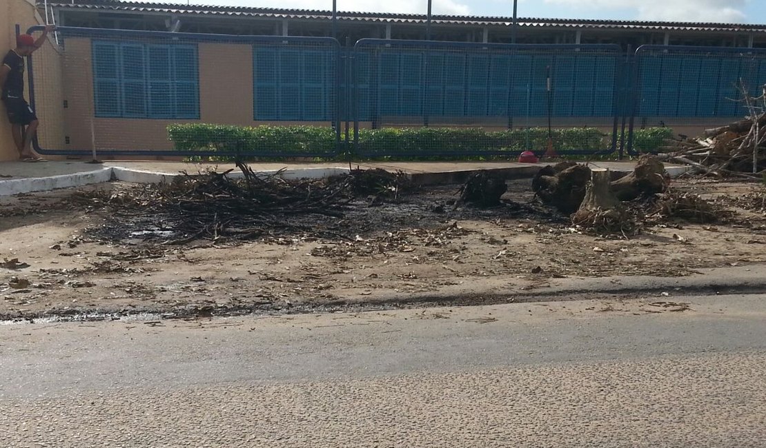 Fumaça da queima de entulhos prejudica crianças de creche, em Arapiraca