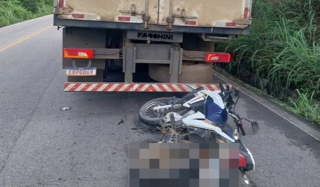 Motociclista colide contra traseira de caminhão e fica ferida na Serra das Espias