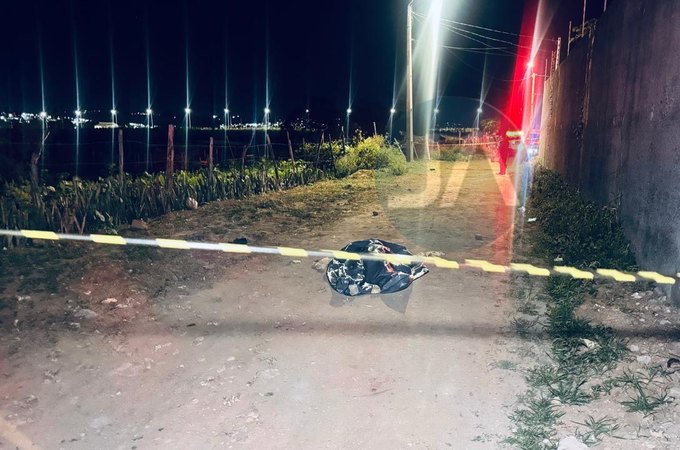 Homem de 65 anos é morto a tiros e filho fica ferido no bairro João Paulo II, em Arapiraca