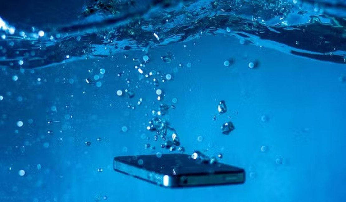 Nada de arroz: saiba o que fazer se o celular cair na água