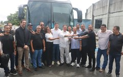 Luciano Barbosa entrega ônibus do ASA