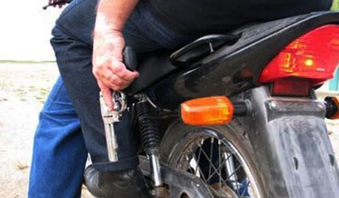 Casal armado rouba moto no bairro Primavera, em Arapiraca