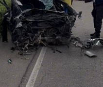Motorista é arremessada de carro em batida frontal e morre em Delmiro Gouveia