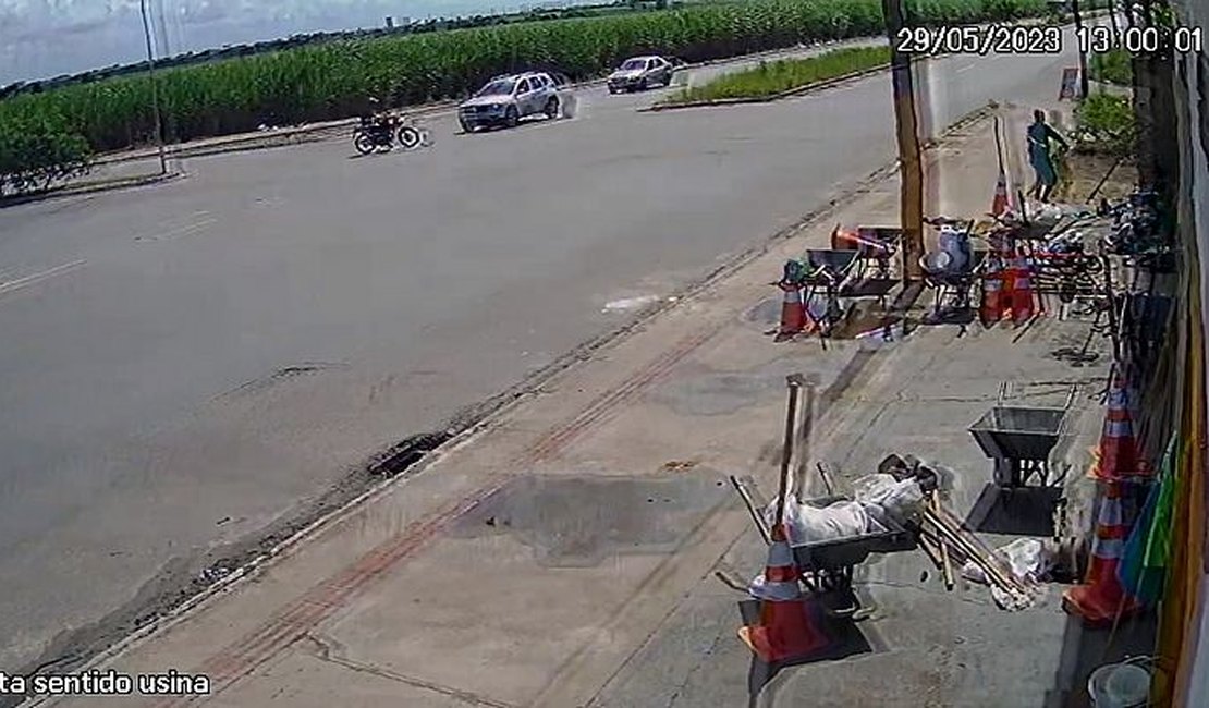 Motociclista fica ferido após ser arremessado depois de bater em carro, em Maceió