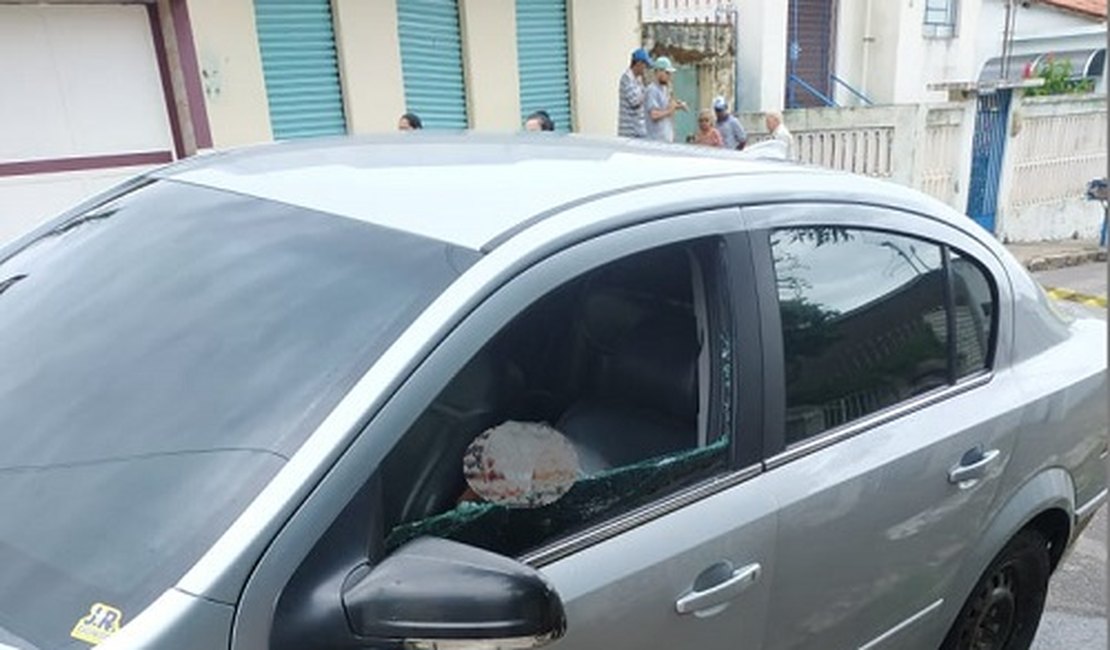 Polícia identifica suspeito de assassinar jovem dentro de carro em Palmeira dos Índios