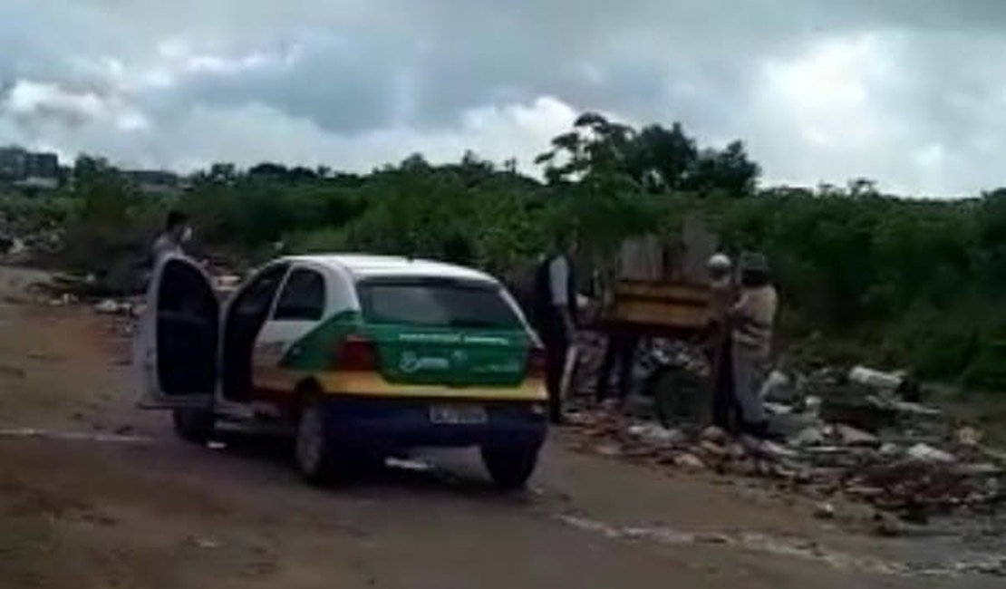 Vídeo. Fiscais da Prefeitura de Arapiraca flagram carroceiro descartando entulhos em via pública