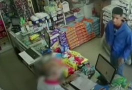 Vídeo. Ladrão carinhoso beija, abraça e pede desculpas para vítima