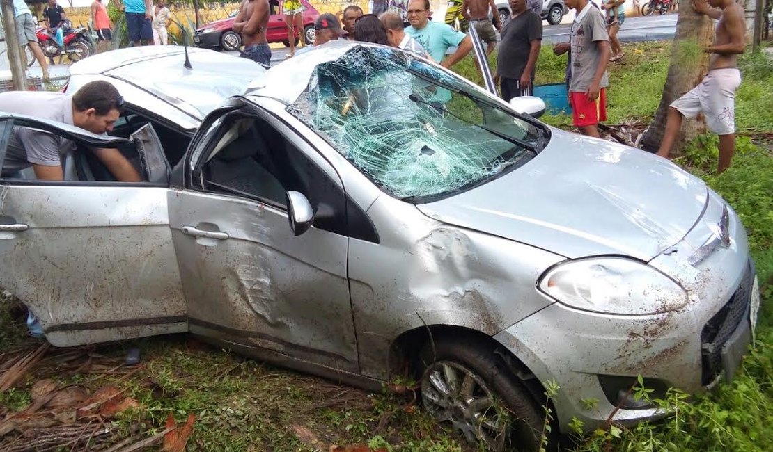 Motorista passa direto em lombada e capota veículo na AL-101