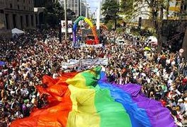 Parada do Orgulho LGBT movimenta milhares de pessoas neste domingo