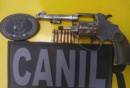 Polícia apreende arma de fogo com jovens no Lixão da Mangabeira, em Arapiraca