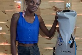 Jovem estudante ajuda comunidade carente com mochila que filtra impurezas da água