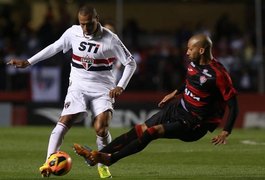 Antonio Carlos brilha, e São Paulo bate o Vitória