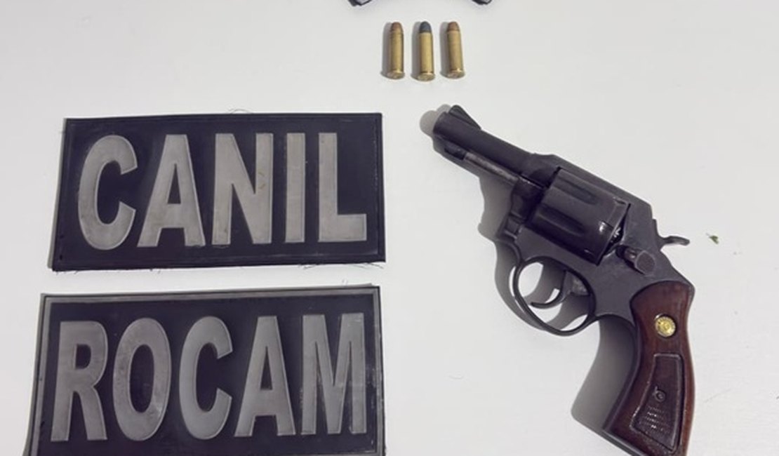 PM apreende revólver em residência e homem diz que recebeu R$ 700 para guardar arma, em Arapiraca