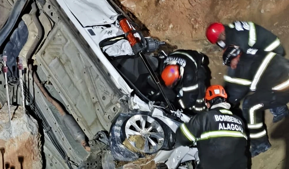 Carro cai em buraco de obra na BR-424 e três pessoas morrem em Marechal Deodoro; duas ficaram feridas