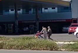 ASSISTA: Policiais militares ajudam cadeirante em rodovia no interior Pernambuco