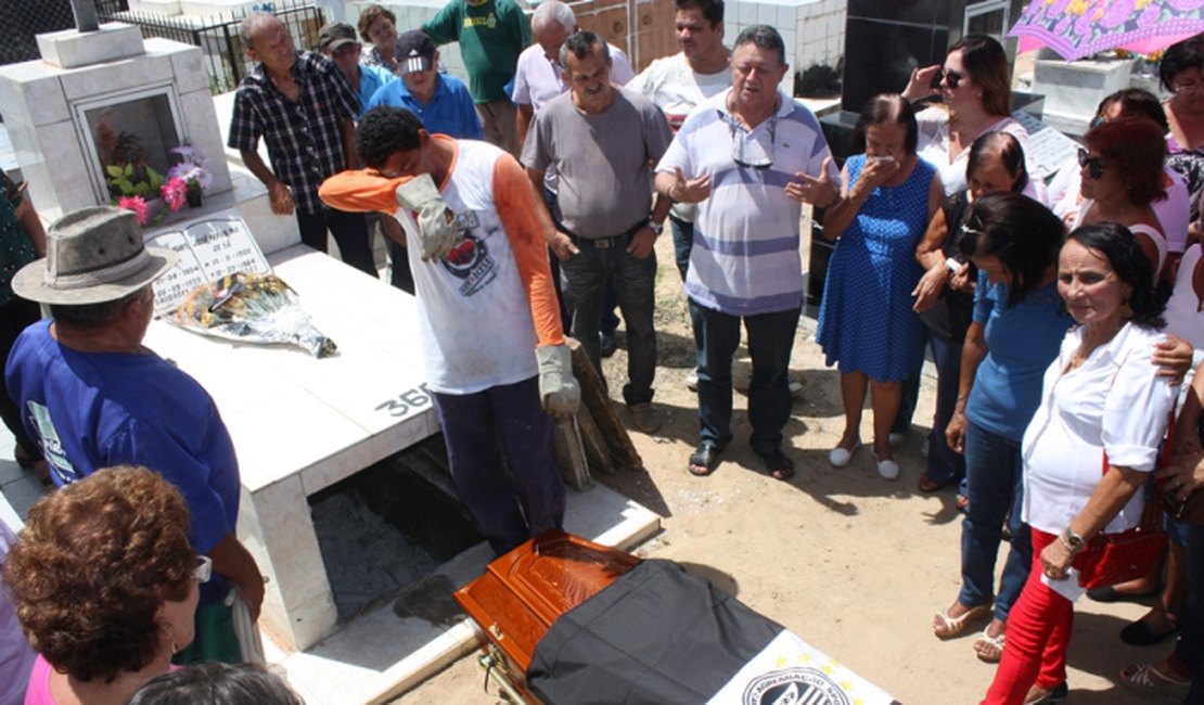 Sob forte comoção, familiares e amigos se despedem do radialista Zé de Sá, em Arapiraca