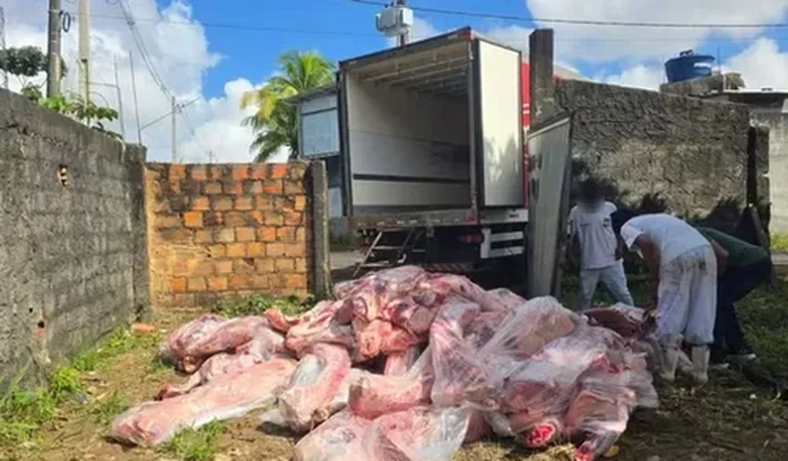 Trabalhadores são resgatados após serem mantidos reféns em baú de caminhão roubado