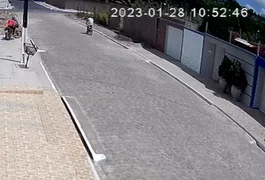 Vídeo: Dupla destrava moto estacionada e foge com o veículo sorrateiramente, em Arapiraca