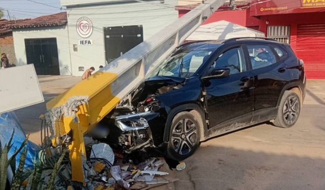 Turista colide carro de passeio contra poste em São Miguel dos Milagres; três pessoas ficam feridas